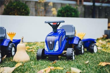 Falk Ride-on traktori peräkärryllä, haravalla ja lapiolla FALK baby New Holland