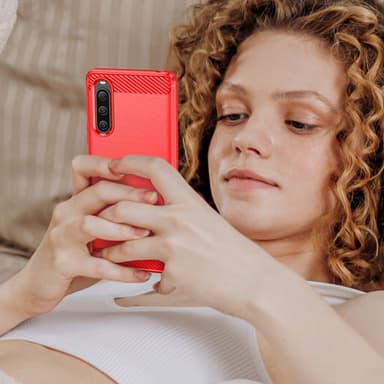 SKALO Sony Xperia 10 V Armor Carbon Iskunkestävä TPU suojakuori - Punainen