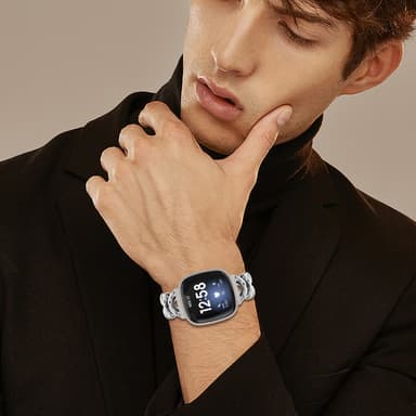 Fitbit Versa 4 ruostumattomasta teräksestä valmistettu kellon ranneke Hopea